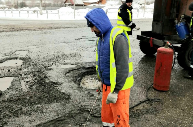 В марте в Соликамске приступили к ямочному ремонту дорожных участков